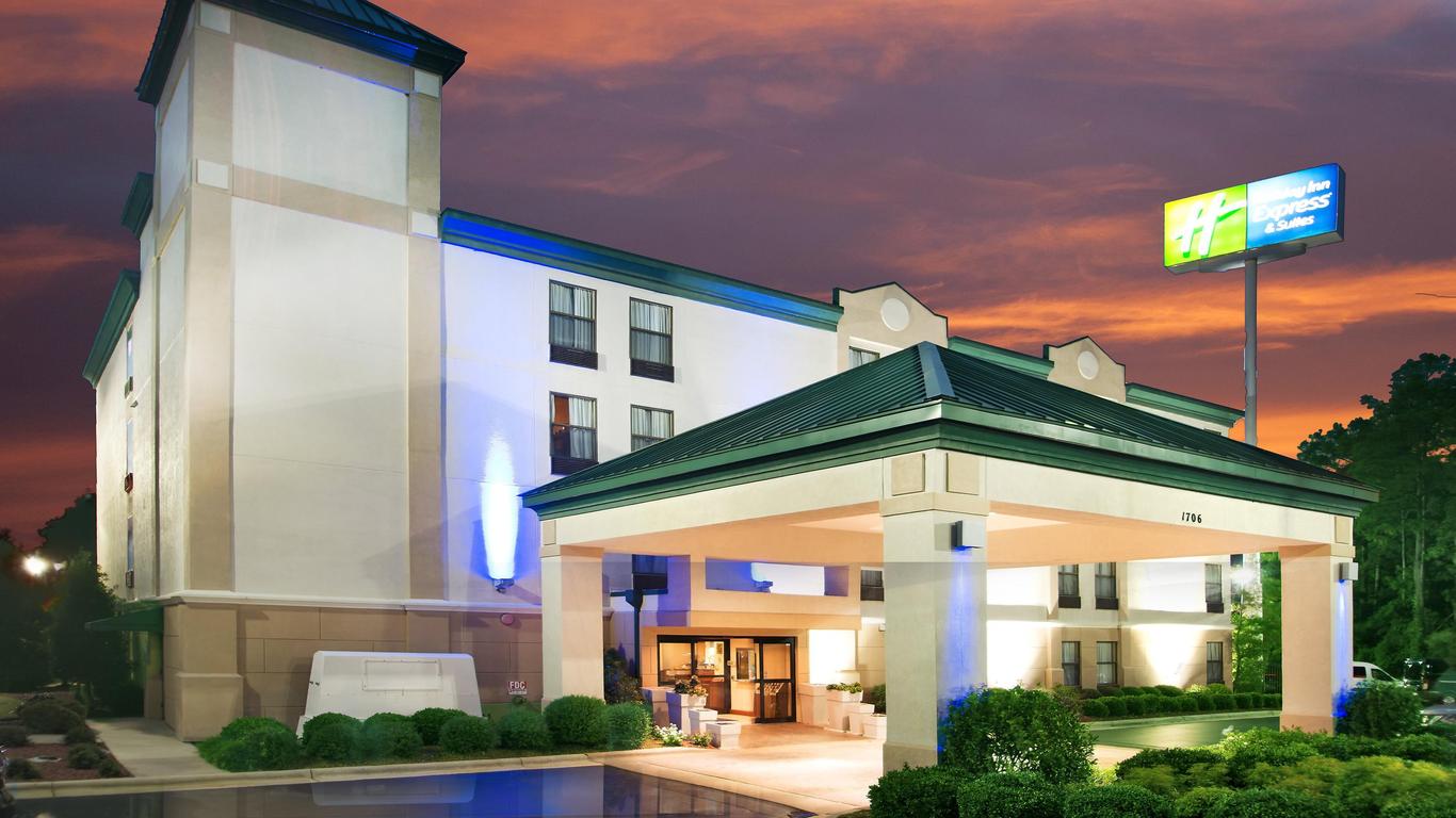 Holiday Inn Express & Suites Fayetteville-Ft. Bragg