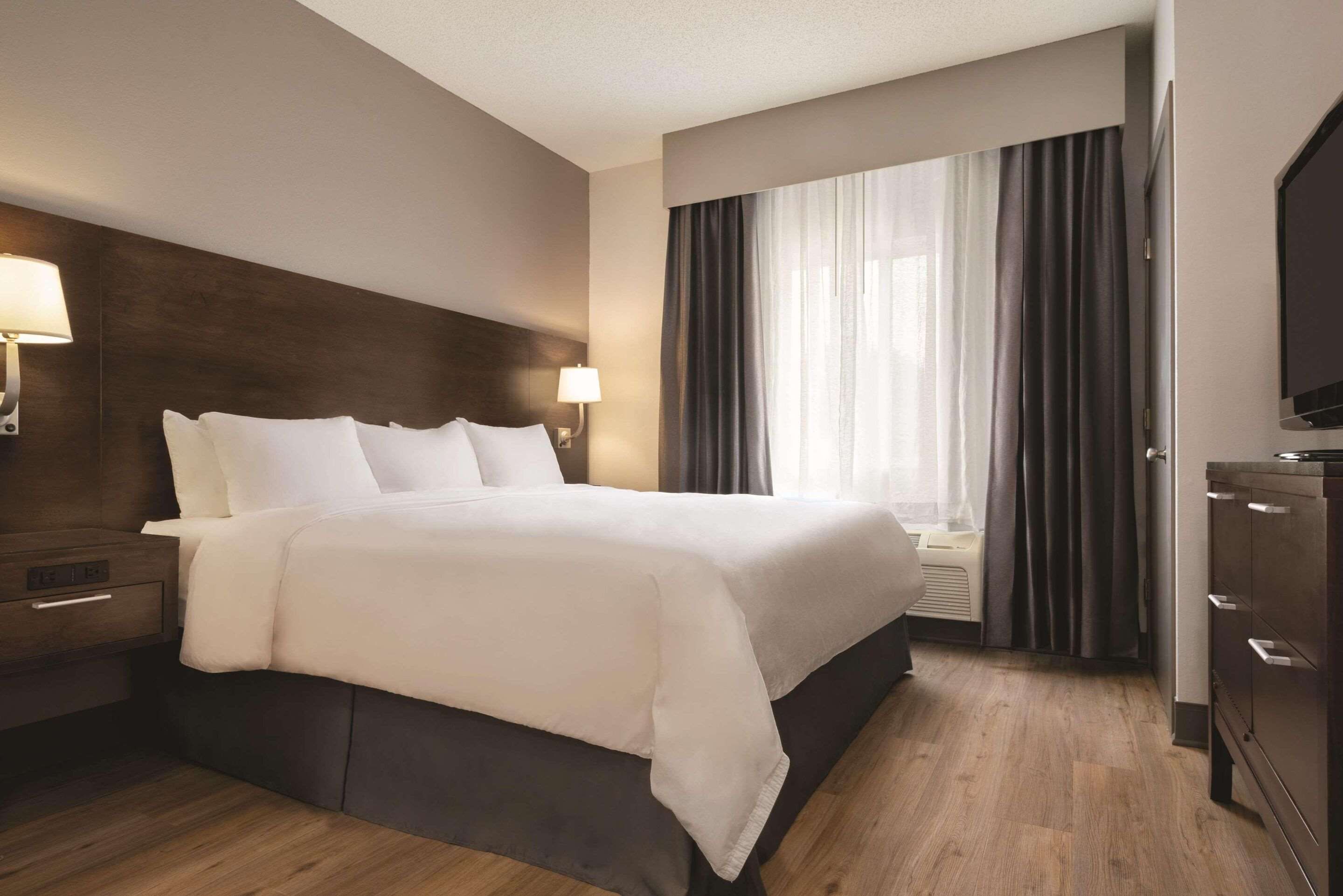 Radisson Hotel \u0026 Conference Center Rockford, IL, Rockford | HotelsCombined, image size:2880x1922