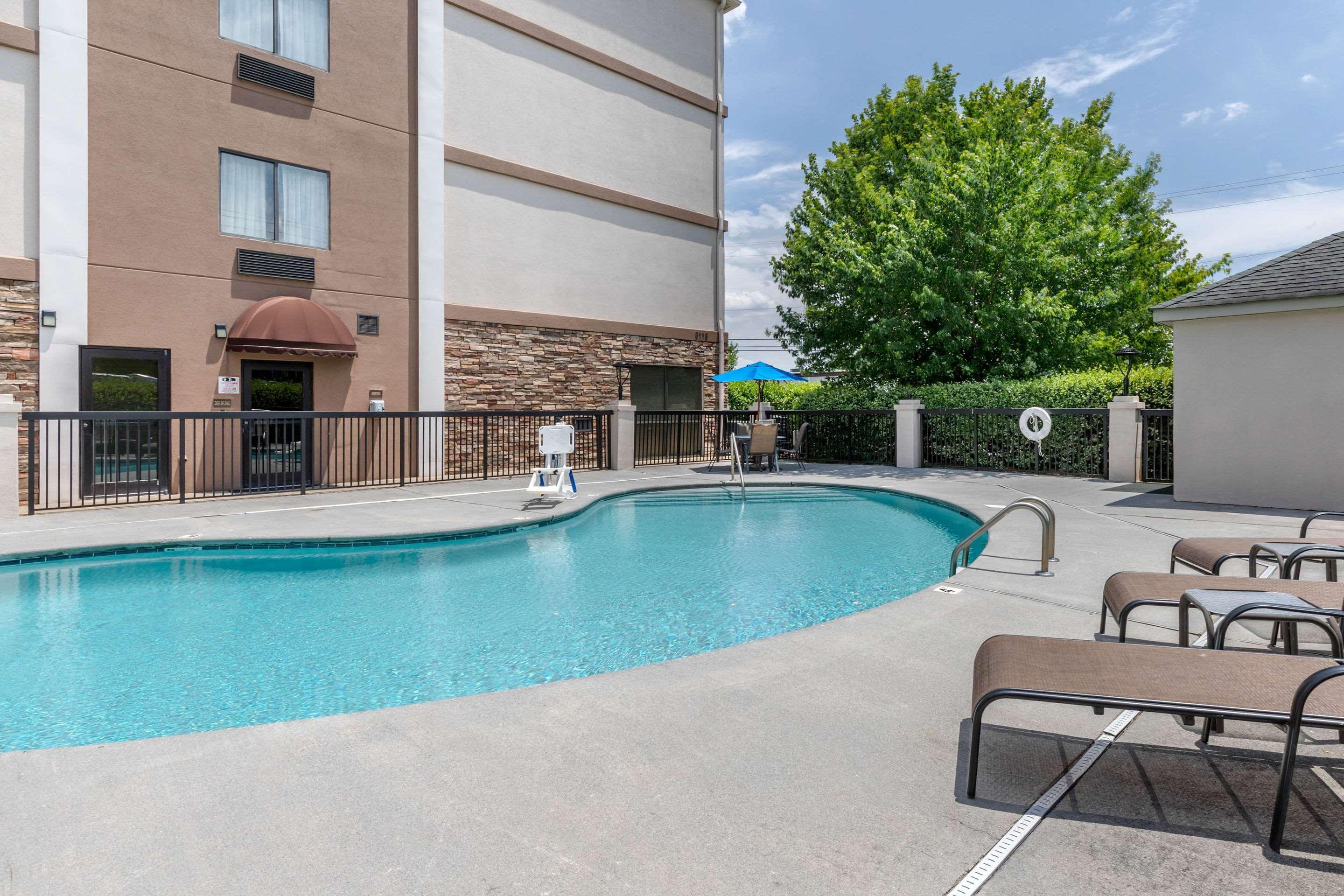 hotels in kingsport tn with pool