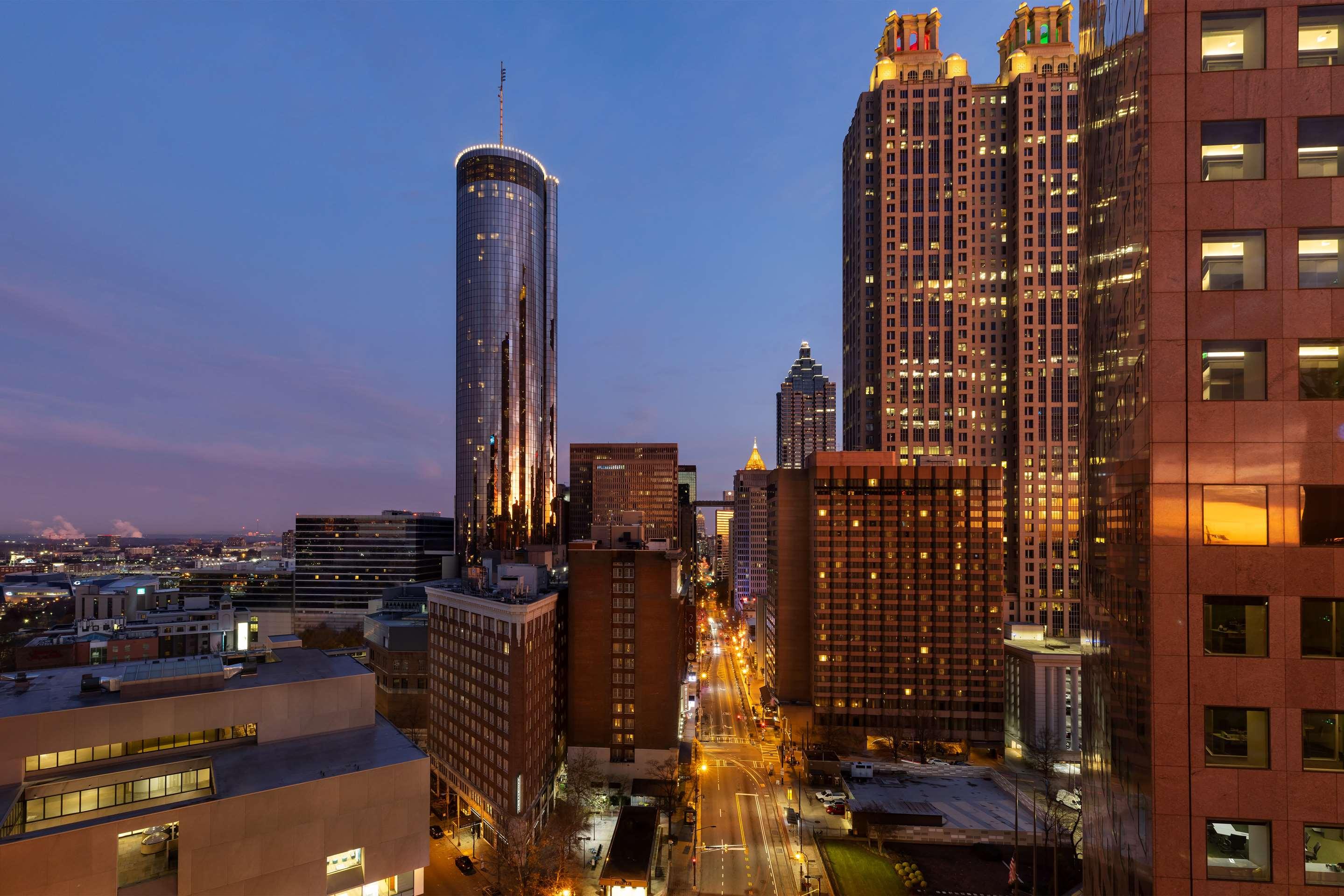 cheap hotels downtown atlanta with balcony