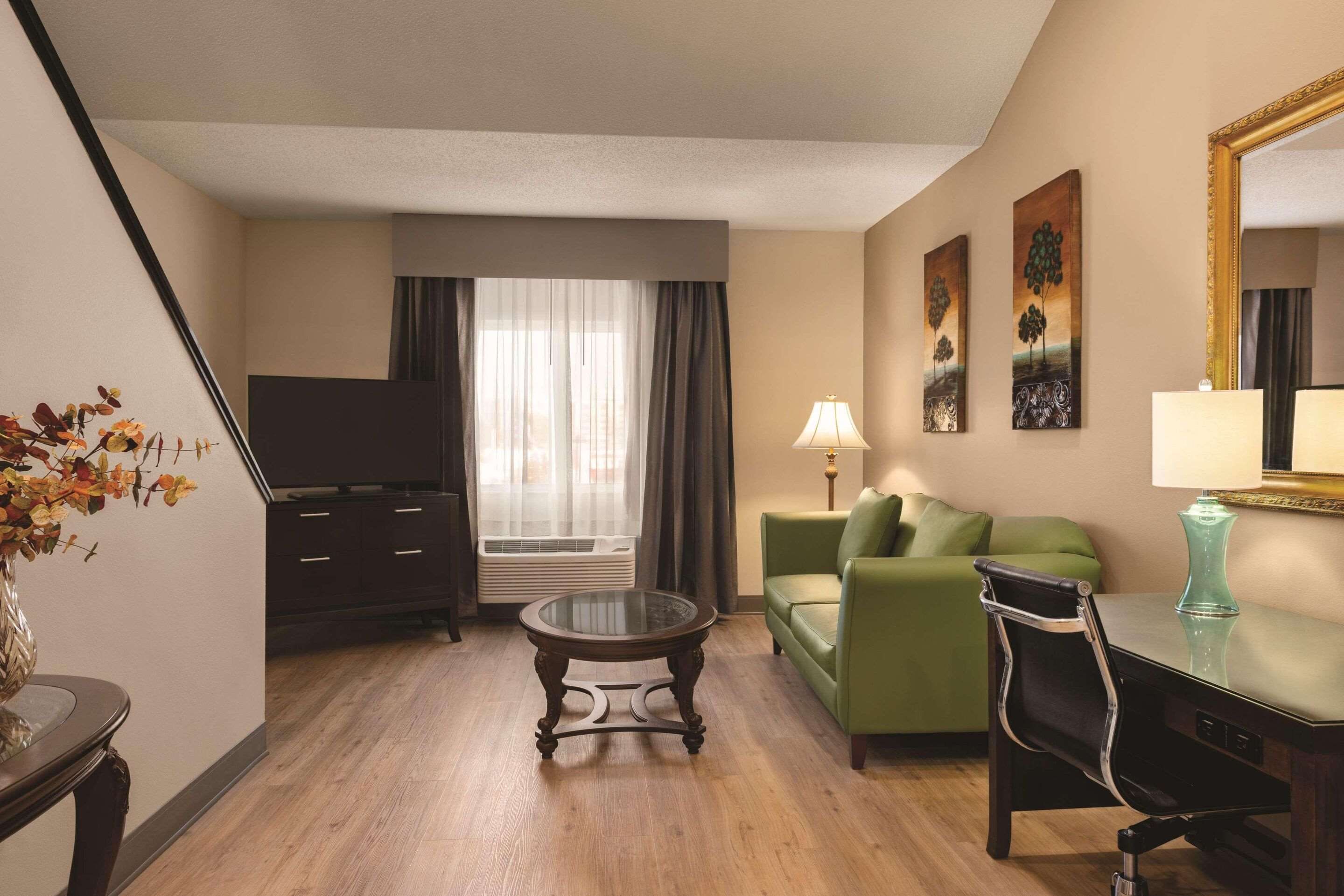 Radisson Hotel \u0026 Conference Center Rockford, IL, Rockford | HotelsCombined, image size:2880x1922