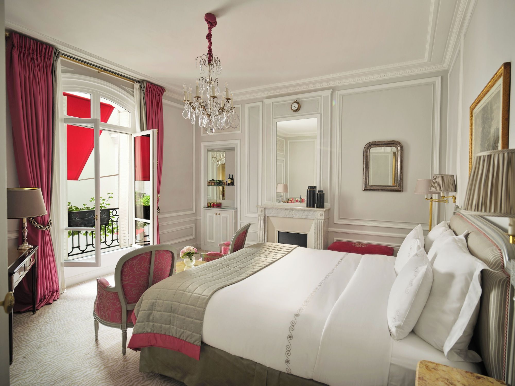 HÔTEL PLAZA ATHÉNÉE PARIS ボールペン ジャンク(m48 Hotel Plaza Athenee - Dorchester Collection, Paris | HotelsCombined