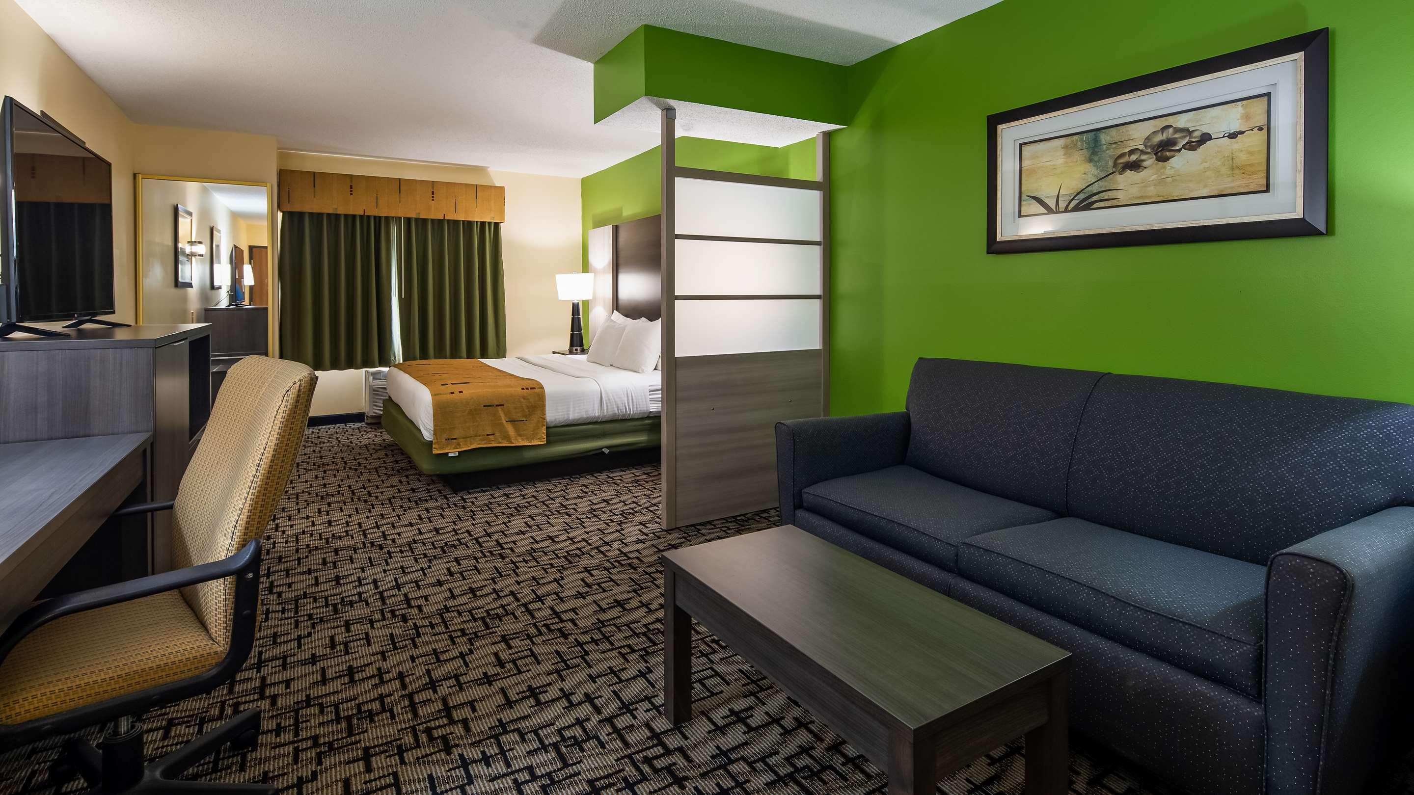 hotels in batavia ny with jacuzzi