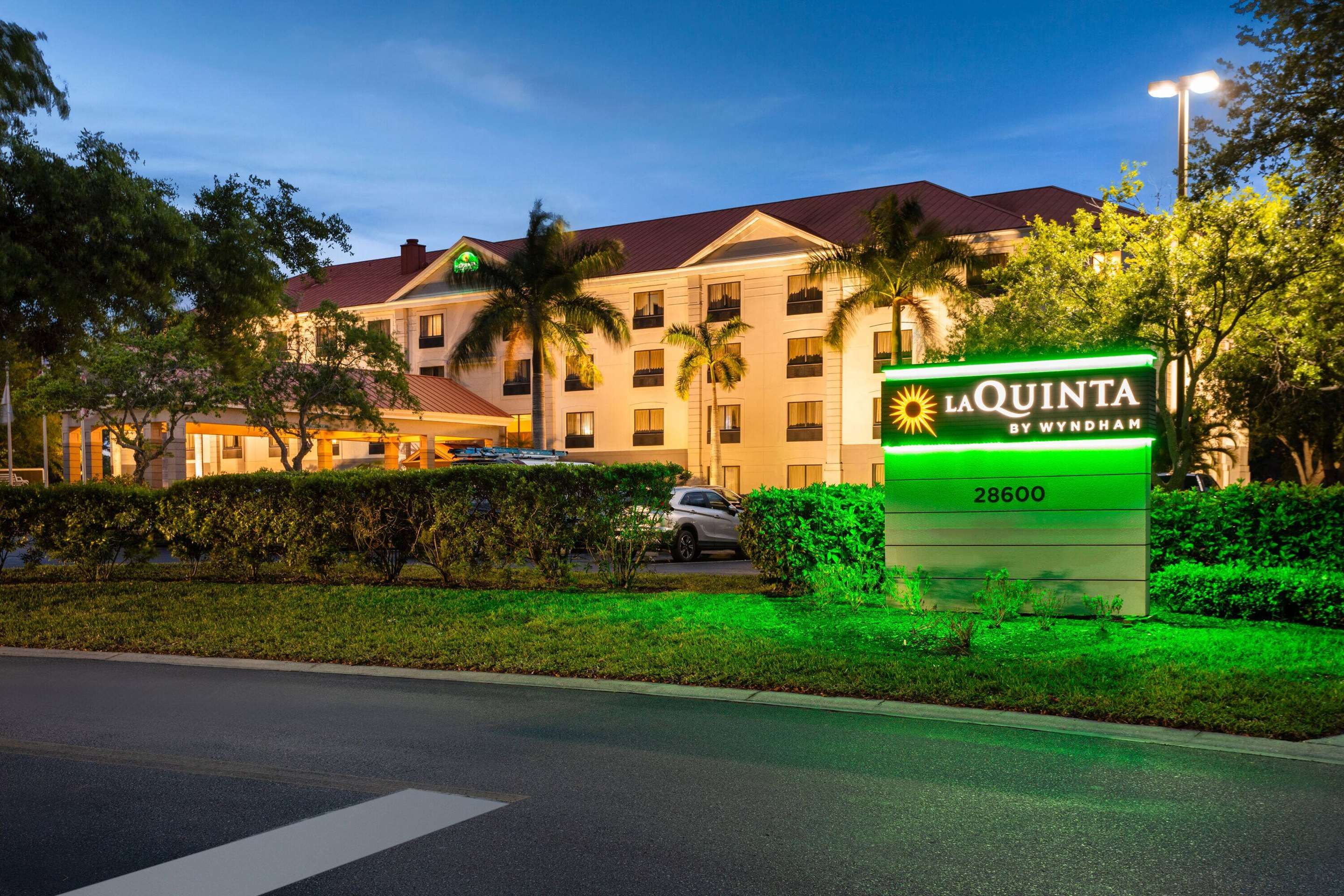 La Quinta Inn \u0026 Suites by Wyndham Bonita Springs Naples N., Bonita Springs  | HotelsCombined, image size:2880x1920