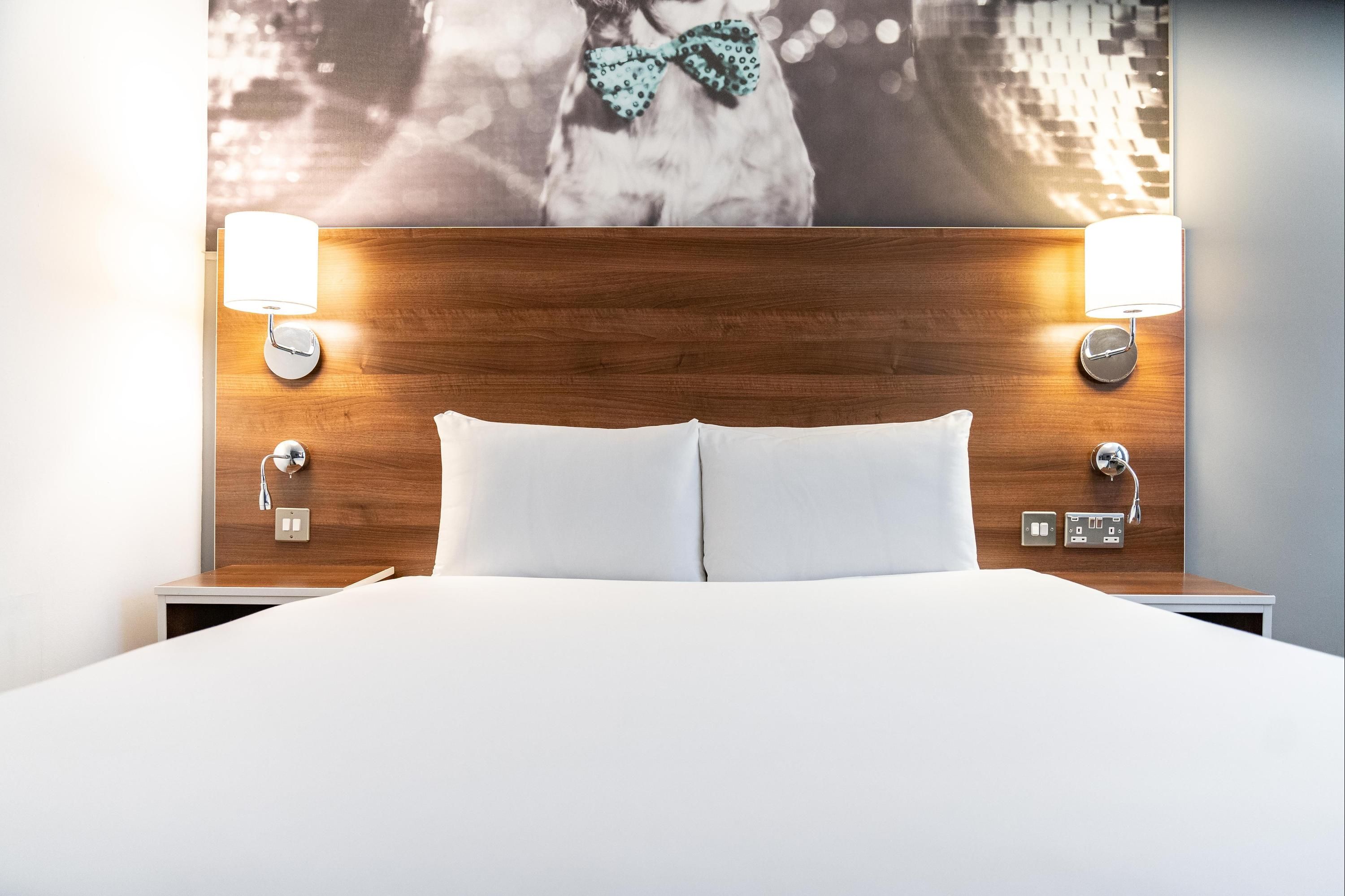 Aerial view of the Liverpool Wheel and Echo Arena in Liverpool, UK. 5134045  Stock Photo at Vecteezy, image size:3000x1999