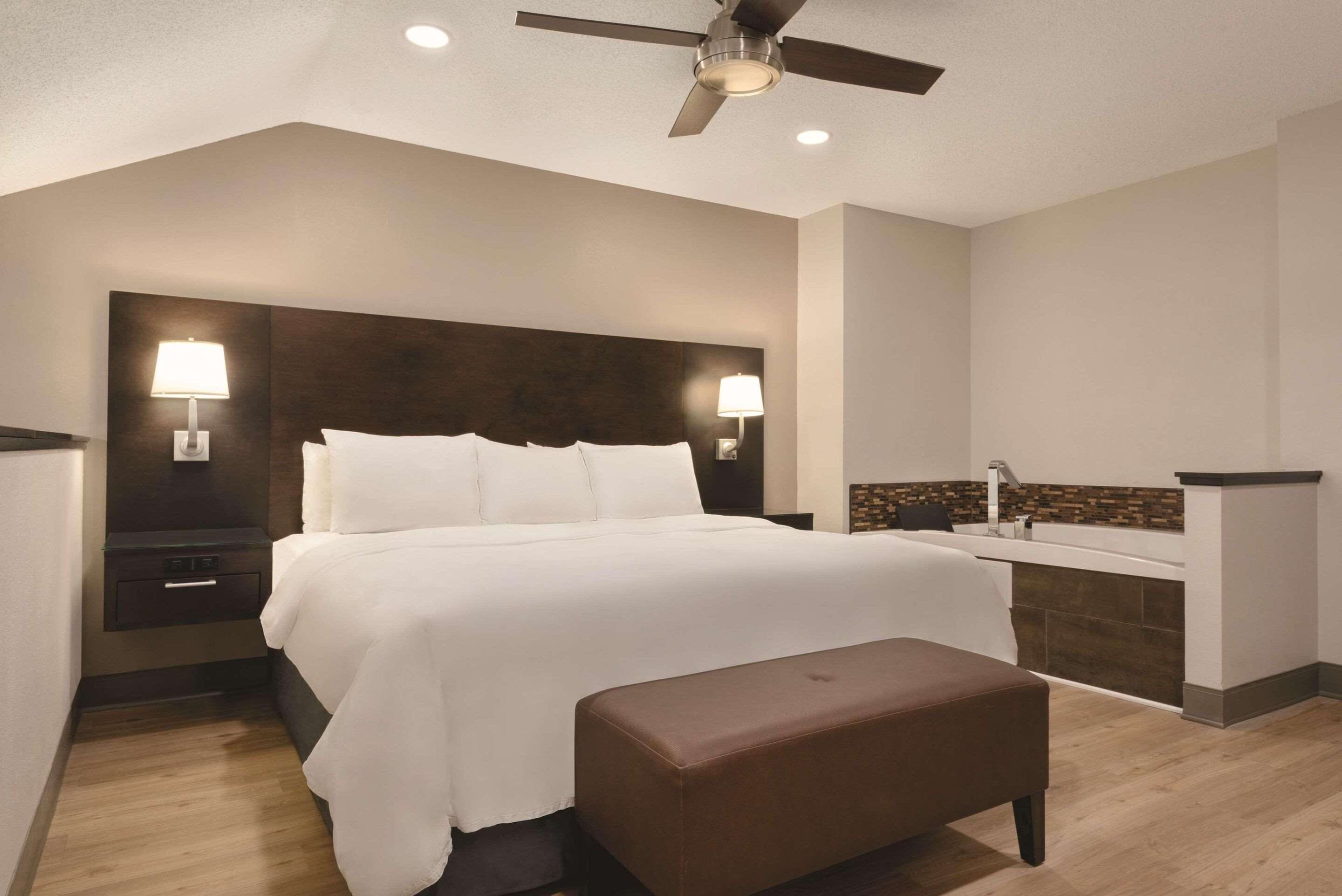 Radisson Hotel \u0026 Conference Center Rockford, IL, Rockford | HotelsCombined, image size:2880x1922