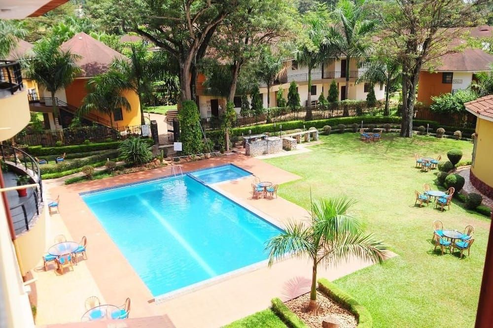 Silver Springs Hotel Uganda courtyard