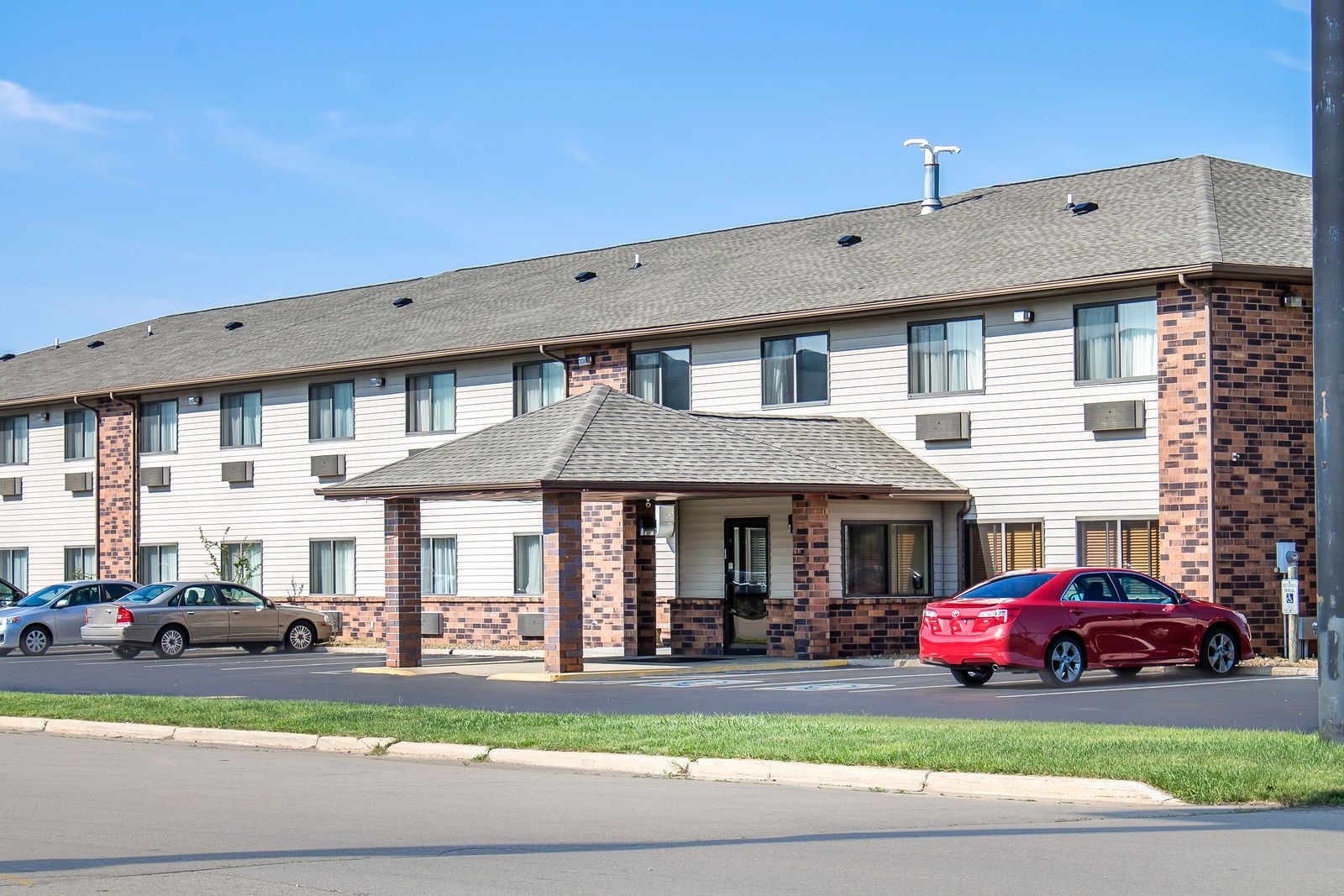 Super 8 by Wyndham Tomah Wisconsin, Tomah Compare Deals
