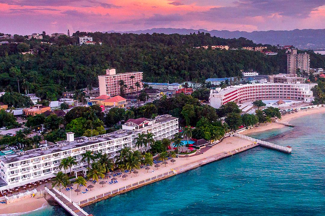 デカメロン DECAMERONE Royal Decameron Montego Beach, Montego Bay | HotelsCombined