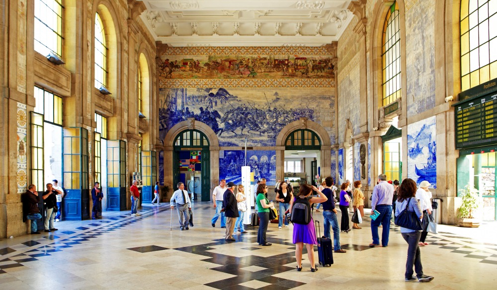 Interior of Sao Bento train station in Central Porto. The (azulejo) tile panels depict scenes of the history of Portugal, they date from 1905-16 and are the work of Jorge Colaco, the most important azulejo painter of the time
