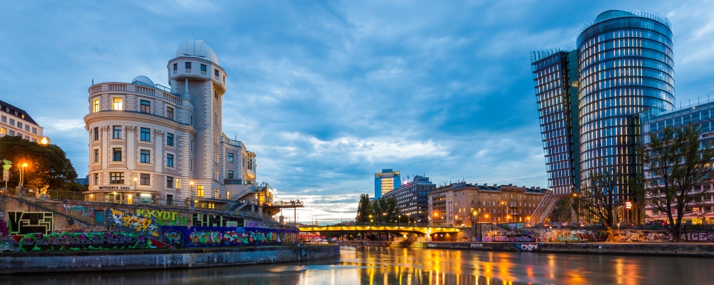 Österreich, Wien, Donaukanal, Urania, Sternwarte u. Kino, und Uniqa Tower, Bürohochhaus