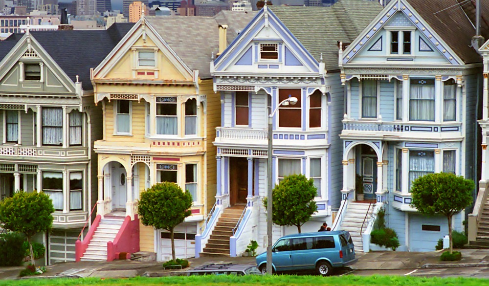 Row of seven Victorian houses in central San Francisco known as Painted Ladies.