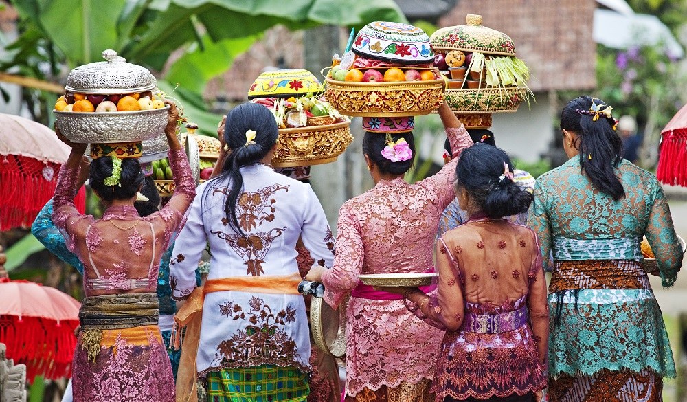 Stay in Bali, women with temple offerings