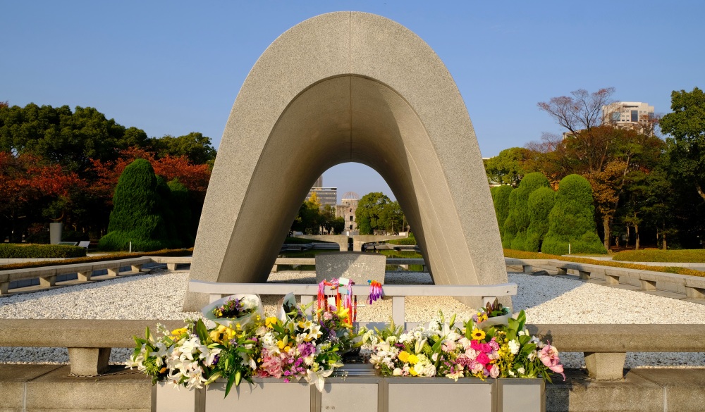 A list of survivors of hibakusha is stored.