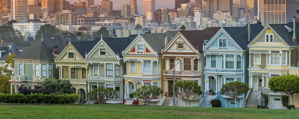 Alamo square and Painted Ladies with San Francisco