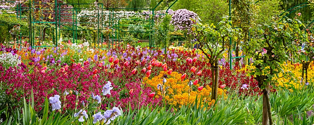 Beatiful spring garden in Giverny, France.