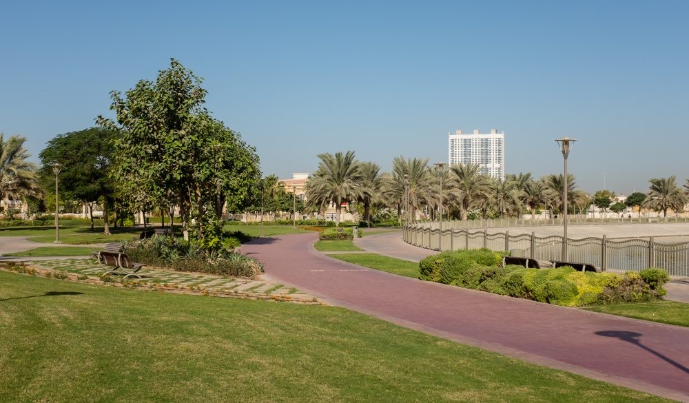 Running track in Al Barsha Pond Park, Dubai on a budget