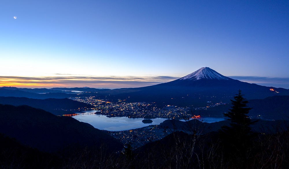 view from Shinmichi-passLake KawaguchiLake Yamanaka