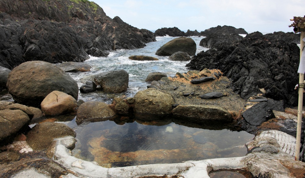 Hirauchi underwater hot springs