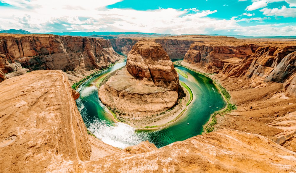 Horseshoe Bend, where the Colorado River runs through the spectacular Grand Canyon, a sunny day in Utah, USA.