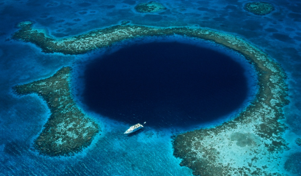 Lighthouse Reef, boat moored at Blue Hole, snorkelling spot