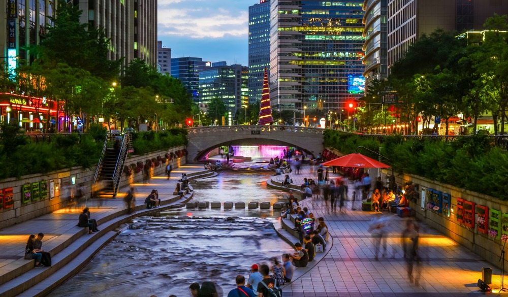 Cheonggyecheon stream running through Jongro CBD of Seoul