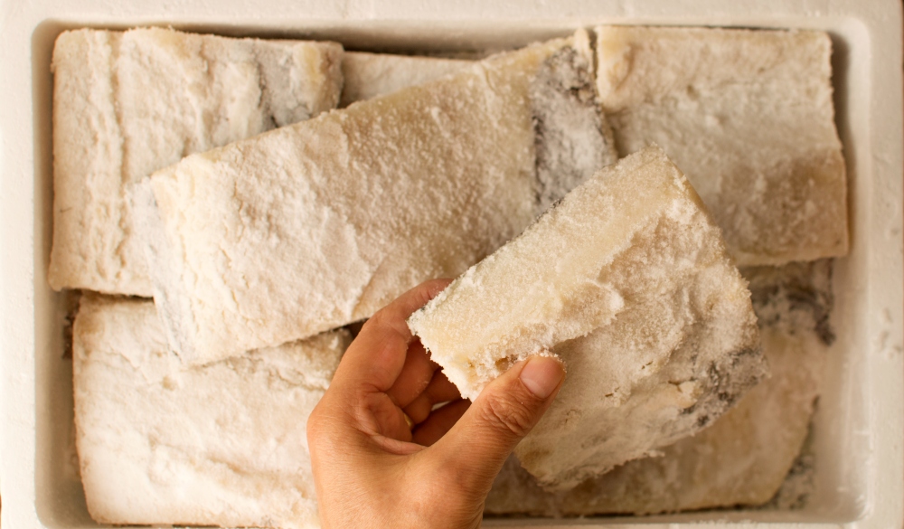 one box of slices Of salted cod fish
Desalting cod to eat in house, under the faucet of the sink