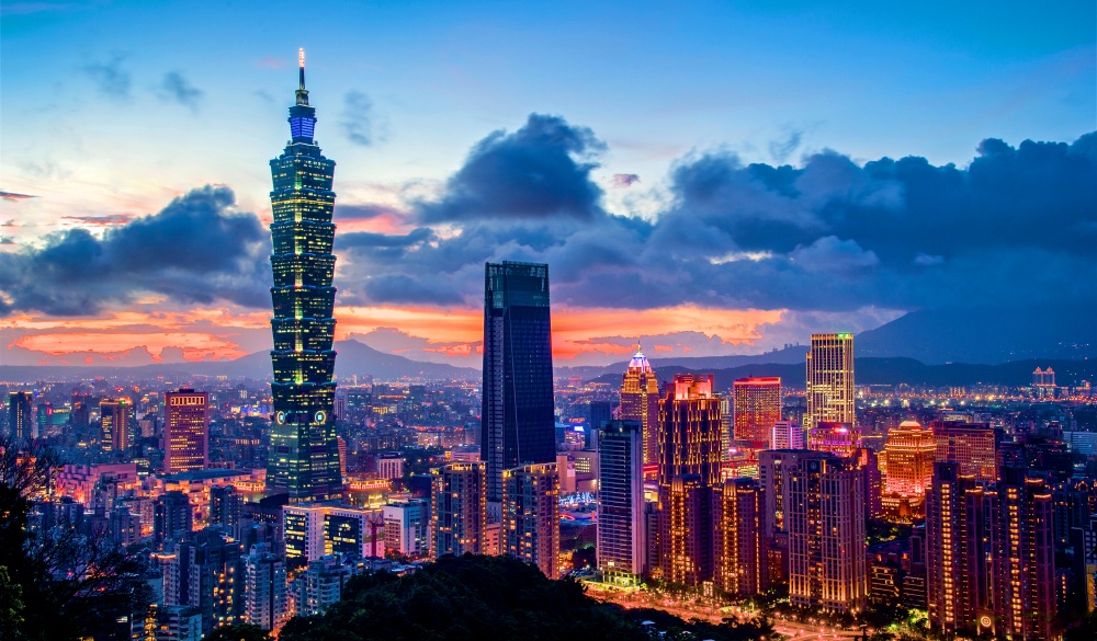 Taipei 101 is a landmark in Taiwan and the tallest building in Taiwan. In Xiangshan can watch the Taipei 101 sunset and night, New Year's Eve can also enjoy the beautiful fireworks.