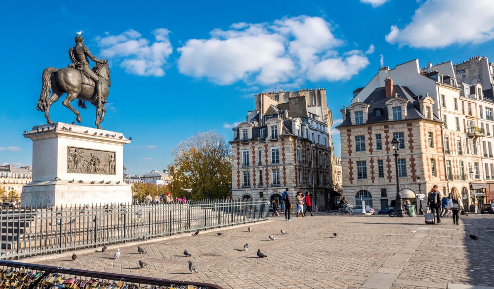 statue équestre d'Henri IV sur la place du Pont Neuf, Paris neighbourhood