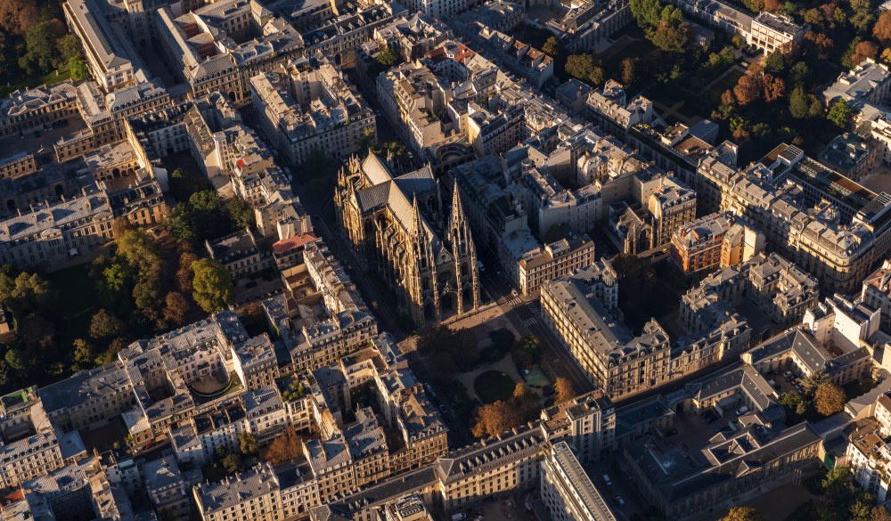 Basilique Sainte-Clotilde, Square Samuel Rousseau,