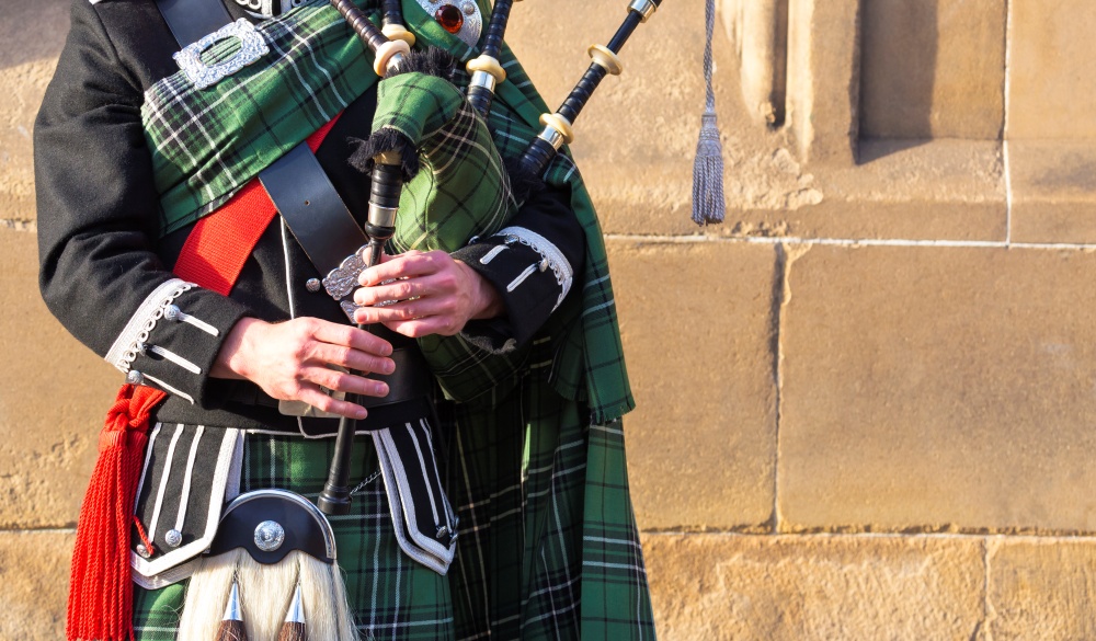 Bagpipe player in kilt
