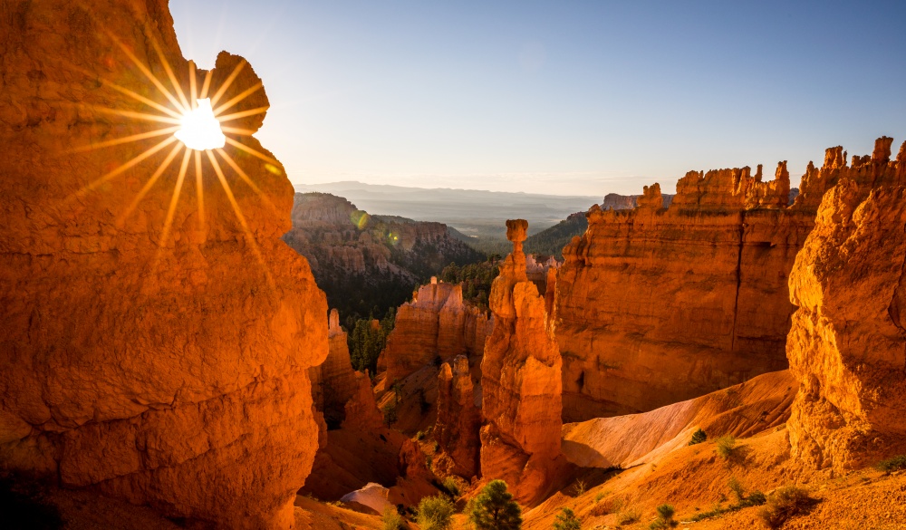 Sunrise over Thor's Hammer Hoodoo at Bryce Canyon National Park