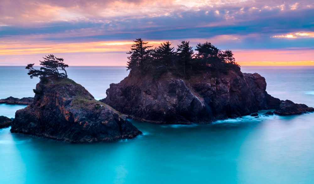 ocean rocks at Thunder Rock Cove