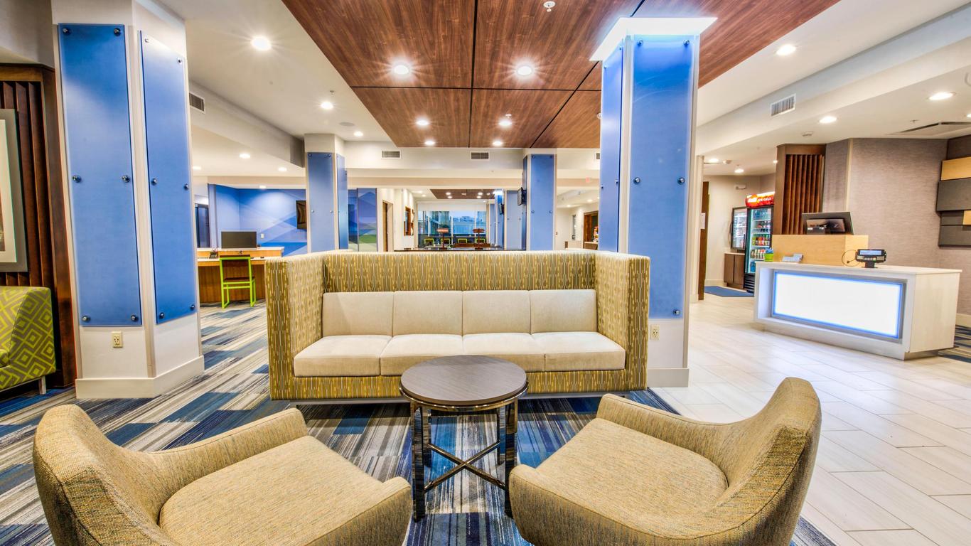 Holiday Inn Express & Suites - Farmers Branch, An IHG Hotel