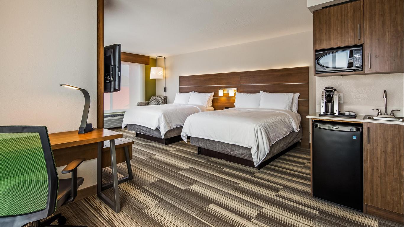 Holiday Inn Express & Suites Detroit - Farmington Hills, An IHG Hotel