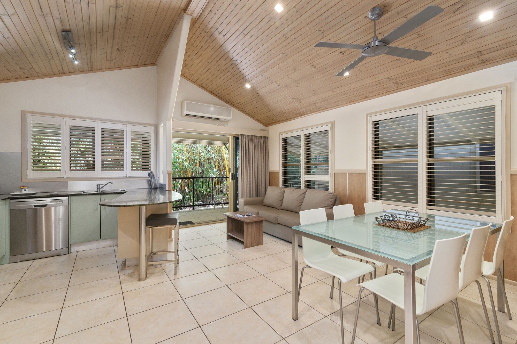 Dining room Photo
