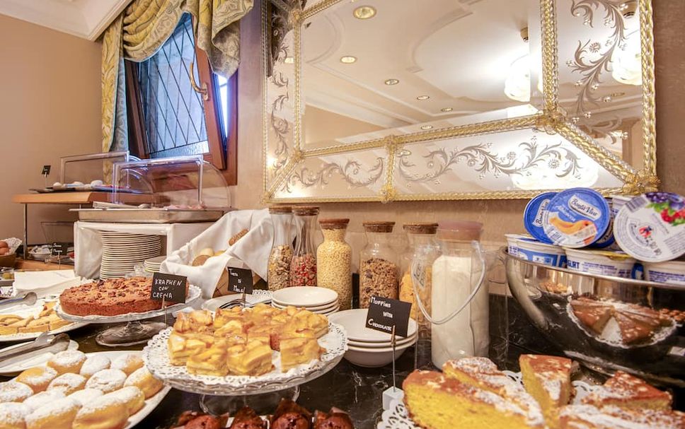 Buffet Photo