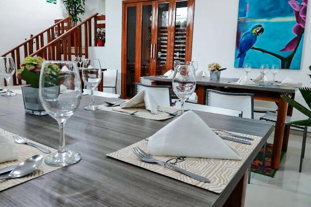 Dining room Photo