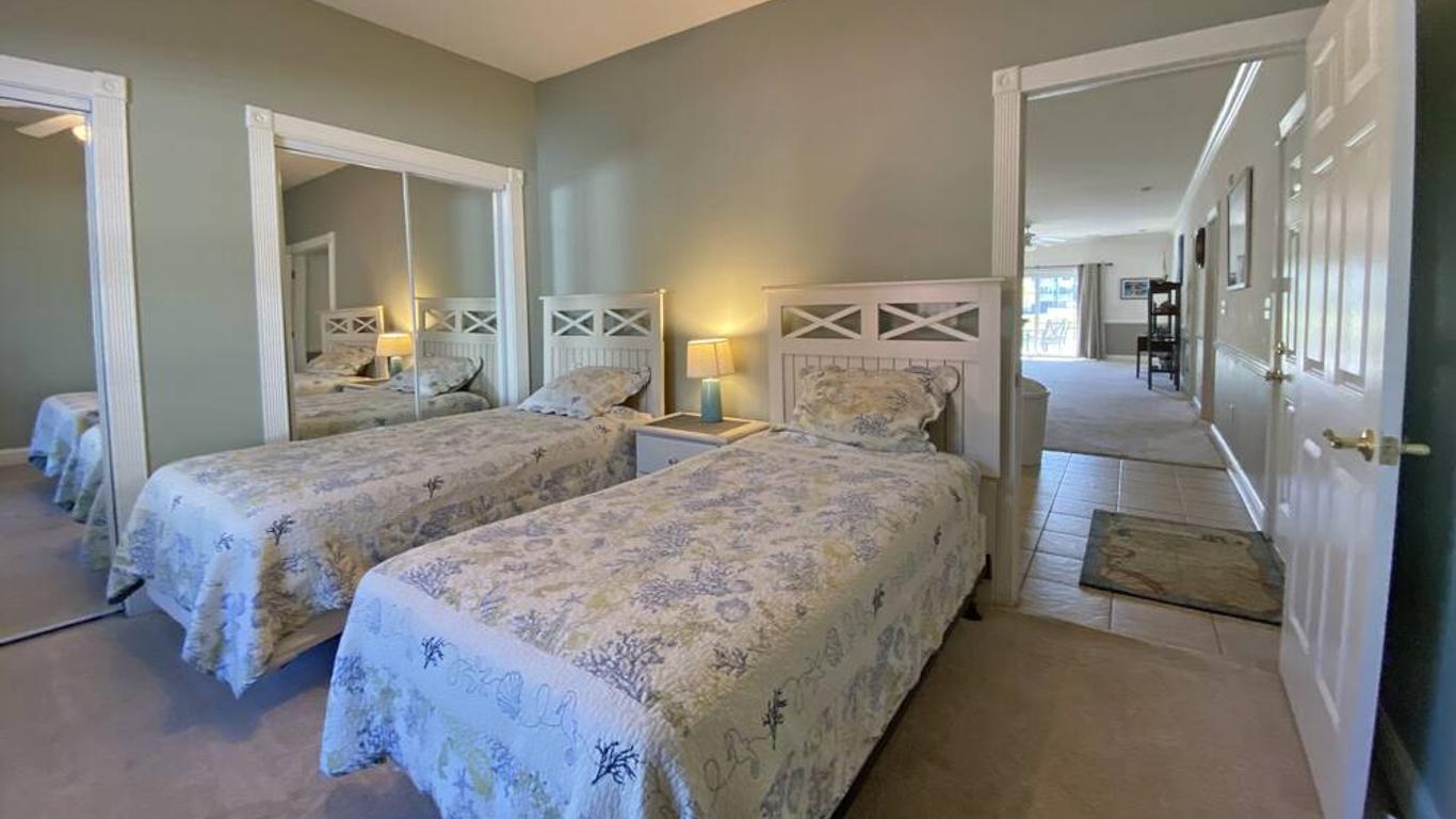 Spacious & Beautiful Myrtle Beach Condo right on the Lake at Magnolia Pointe