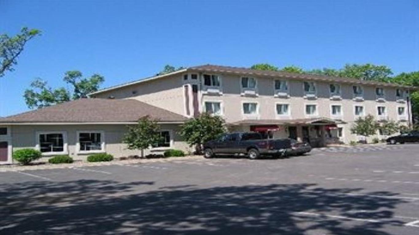 Budget Host Inn & Suites North Branch