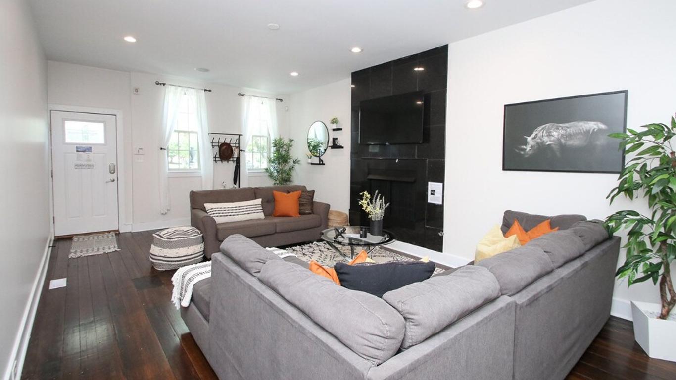 Gorgeous! Parking! Park Front! - Perfect Center City Location!