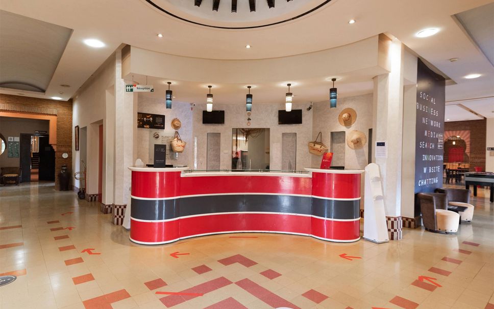 Front desk Photo