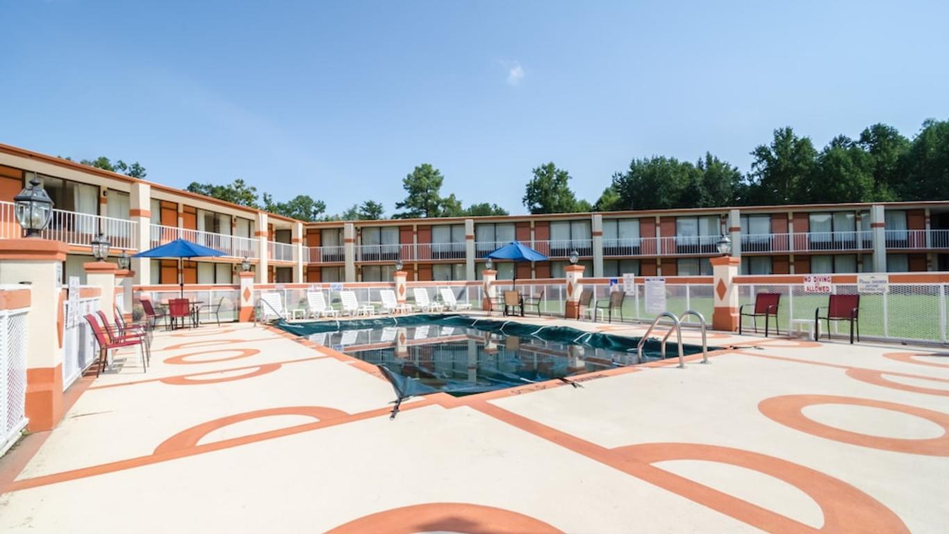 Rodeway Inn and Suites Greensboro Southeast