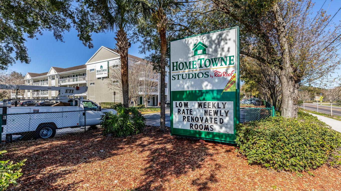 HomeTowne Studios by Red Roof Orlando - Casselberry