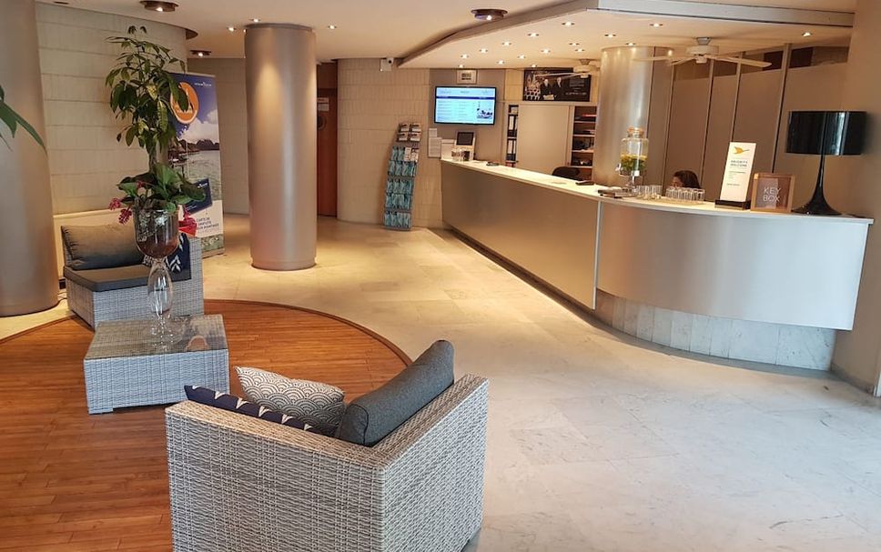 Front desk Photo