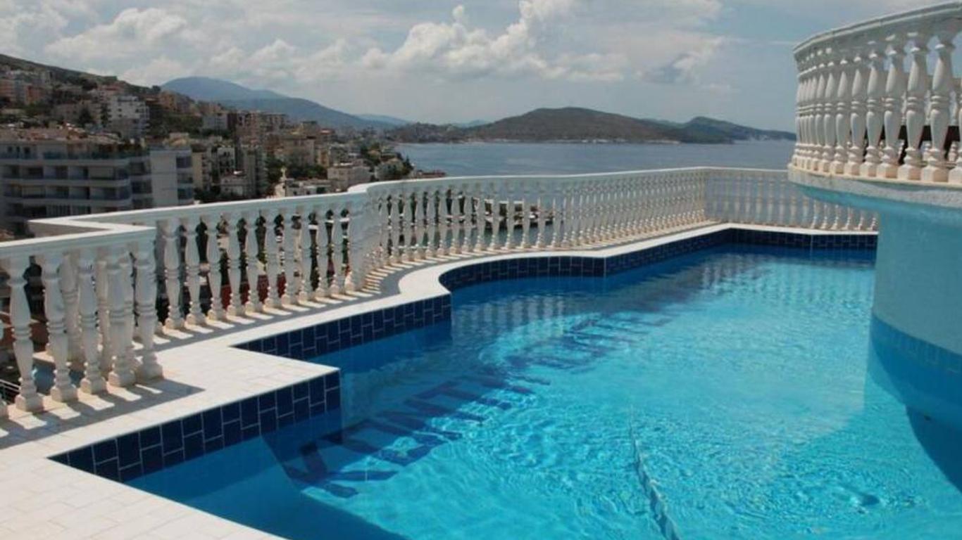 Monte Cristo Hotel with Rooftop Pool