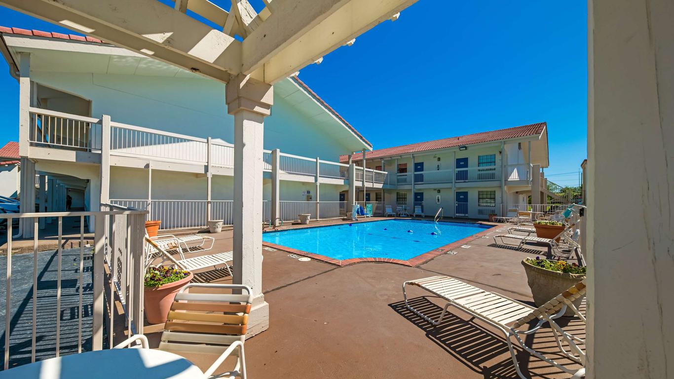 Motel 6 Dallas - Farmers Branch