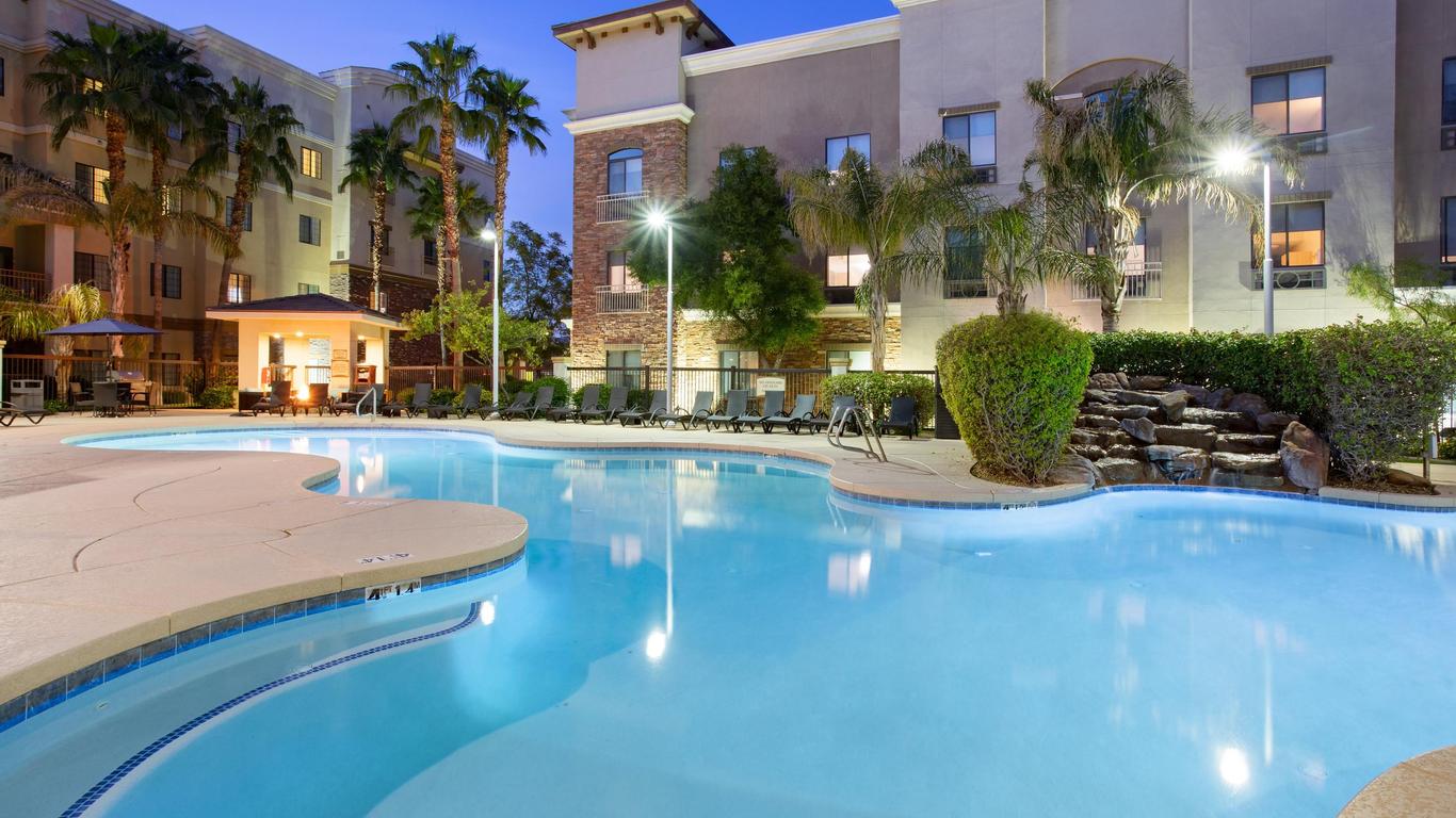 Holiday Inn Express & Suites Phoenix - Glendale Sports Dist