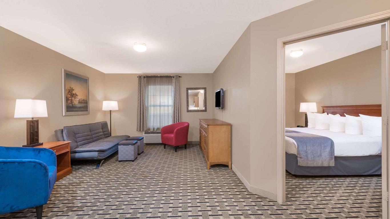 Days Inn & Suites by Wyndham Sellersburg