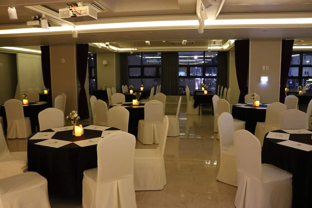 Banquet hall